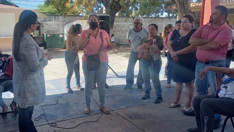 La Directora de Primarias Estatales, Gladys Marlén Cárdenas, acudió a escuchar a padres de familia.