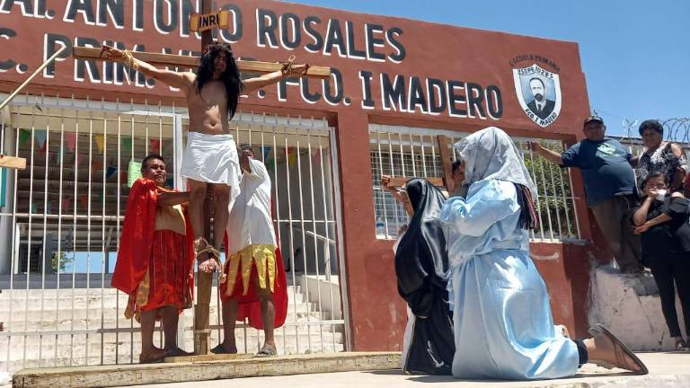 Jesús Barrón Hernández representó a Jesús en la escenificación del Viacrucis que se llevó a cabo este Viernes Santo en Escuinapa.