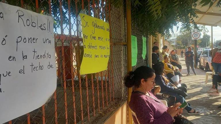Un grupo de padres de familia cierra la Primaria José G. Gutiérrez en demanda de que no se regrese a la institución a la directora Teresa Robles.