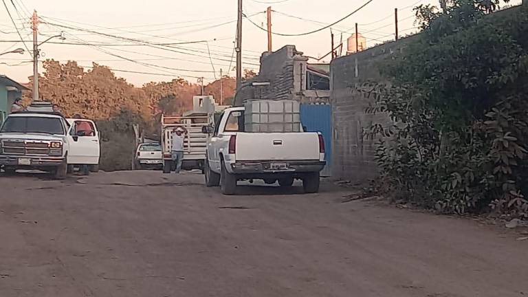 La falta de agua en Escuinapa obliga a las personas a seguir comprándola para tener en sus hogares.