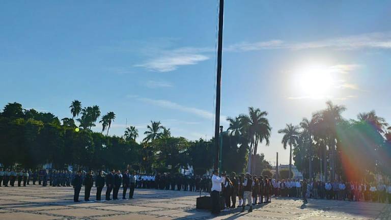Elementos de la Guardia Nacional, el Ejército y otras instituciones, además de estudiantes, realizaron honores a la bandera.