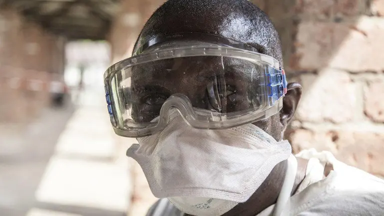 Un trabajador sanitario especializado en ébola en el hospital de Bikoro, República Democrática del Congo.