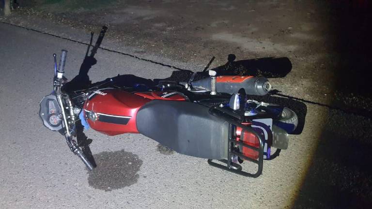 Dos jóvenes fueron atropellados por una camioneta cuando circulaban en una motocicleta en Guasave.