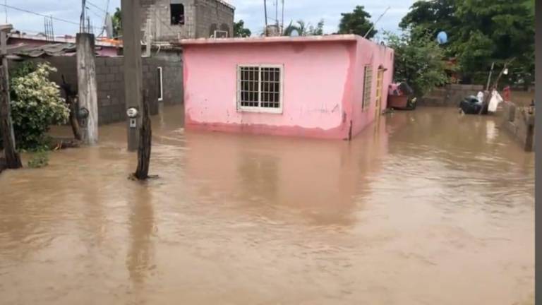 Para las 8 de la noche, Alfonso ya tenía su casa inundada en el Ejido de la Flor, en Eldorado