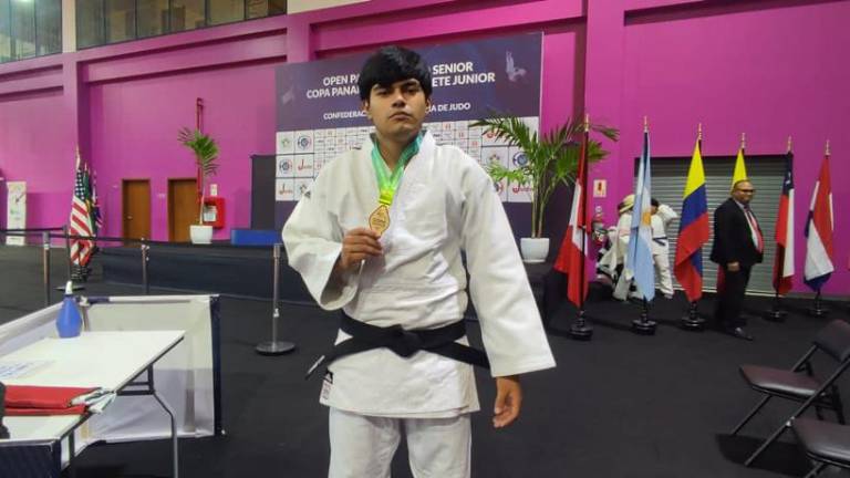 Cuauhtémoc Moctezuma Lugo Álvarez muestra su medalla dorada.