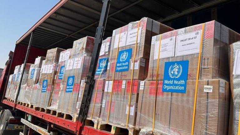 Los camiones cargados con suministros vitales esperan en Egipto que les abran el cruce de Rafah para entrar con la ayuda a Gaza.