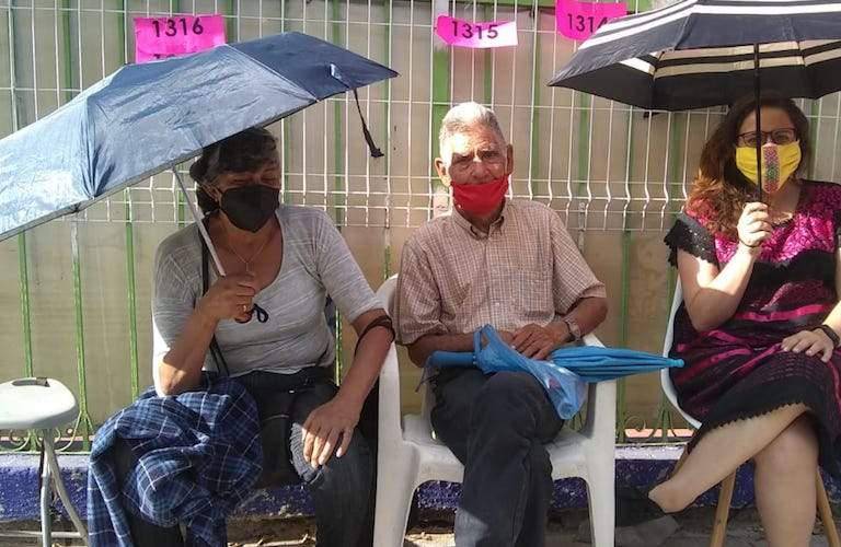 En Jalisco esperan formados hasta 60 horas para recibir la vacuna contra el Covid-19