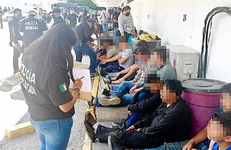 Fiscalía de Chiapas detiene a 95 normalistas en operativo; estudiantes denuncian represión y abuso sexual
