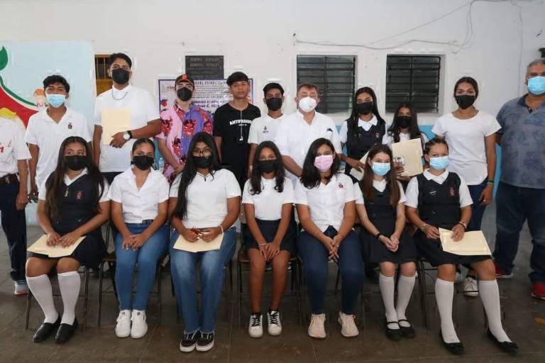 Le dicen adiós a la secundaria alumnos de la Escuela Nocturna José C.Valadés