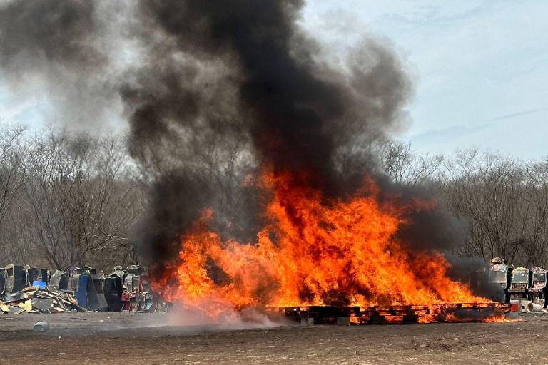 La FGR incinera más de 2 toneladas de droga y destruye bienes incautados en Sinaloa