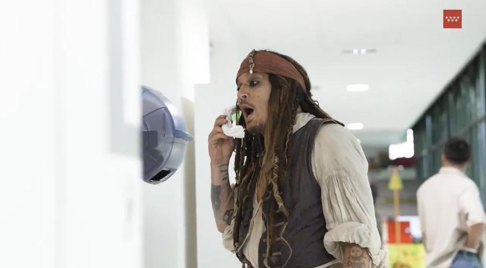 $!Visita Johnny Depp a niños de un hospital, disfrazado del icónico ‘Capitán Jack Sparrow’