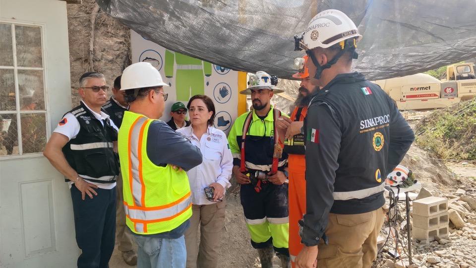 $!Personal de la Coordinación Nacional de Protección Civil recorre el interior de la mina en Rosario
