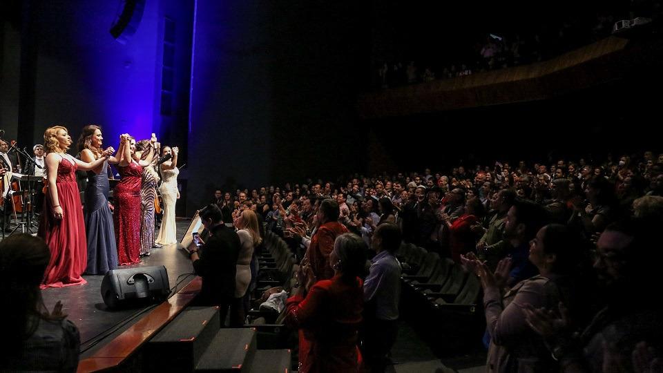 $!El público se pone de pie para aplaudir satisfecho por el espectáculo ‘Céline Sinfónico’, que se presenta en su primera función.
