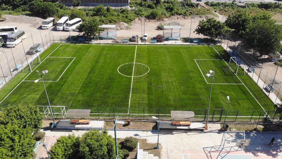 $!Canchas de futbol de pasto sintético son rehabilitadas en Mazatlán