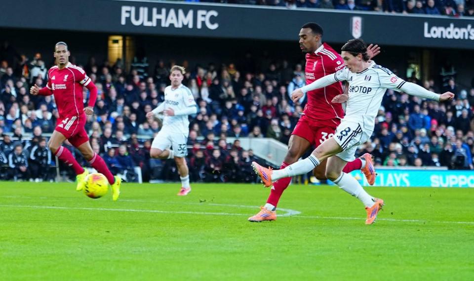 $!Fulham y Liverpool empatan 2-2 con asistencia de lujo de Raúl Jiménez