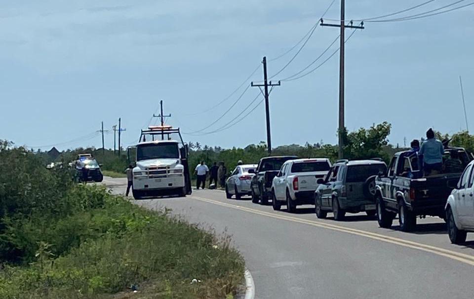 $!Vuelca unidad que tripulaba familia en carretera a El Caimanero y terminan en canal
