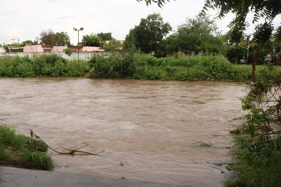 $!En Escuinapa, le ‘sueltan’ a la presa ‘El Peñón’ y sube de nivel el arroyo Buñigas