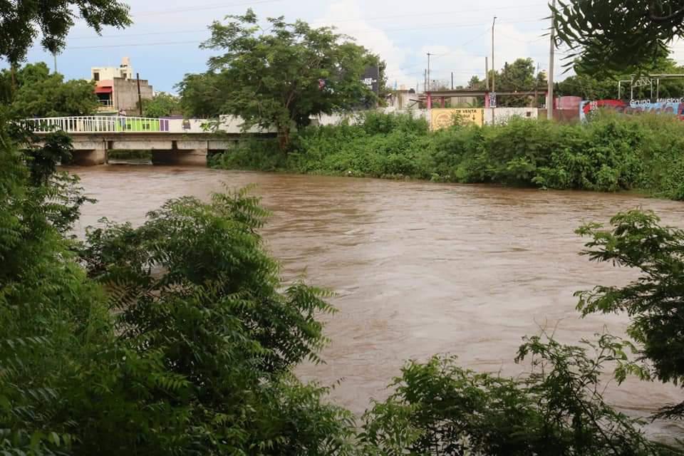$!En Escuinapa, le ‘sueltan’ a la presa ‘El Peñón’ y sube de nivel el arroyo Buñigas