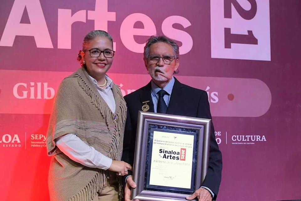 $!Con Graciela Domínguez, secretaria de Educación Pública y Cultura, al recibir el Premio Sinaloa de las Artes, el año pasado.