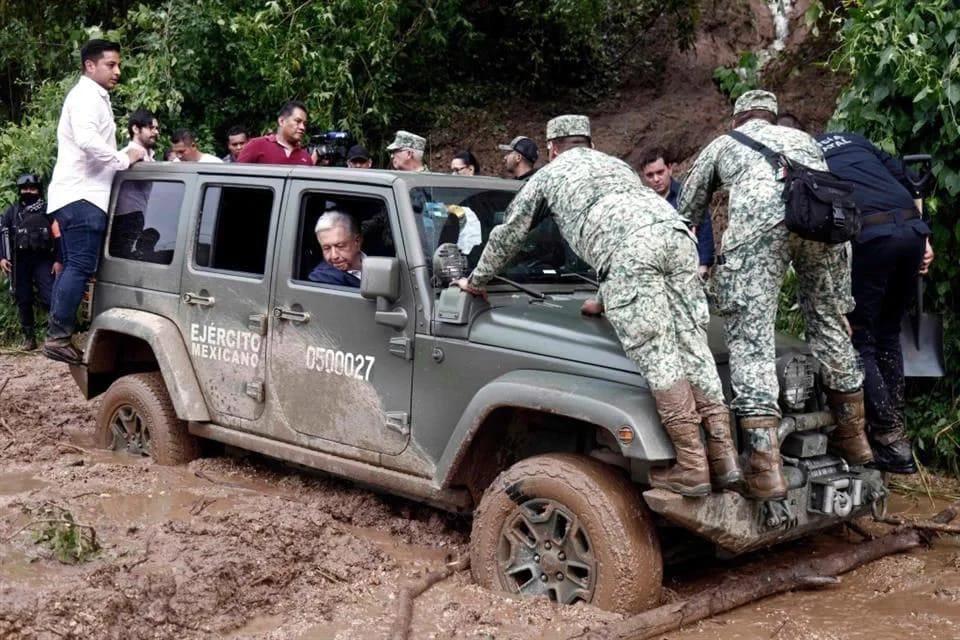 $!El vehículo militar en el que viajaba el presidente Andrés Manuel López Obrador quedó atascado en el lodo, durante su visita a Acapulco, Guerrero el pasado 25 de octubre.