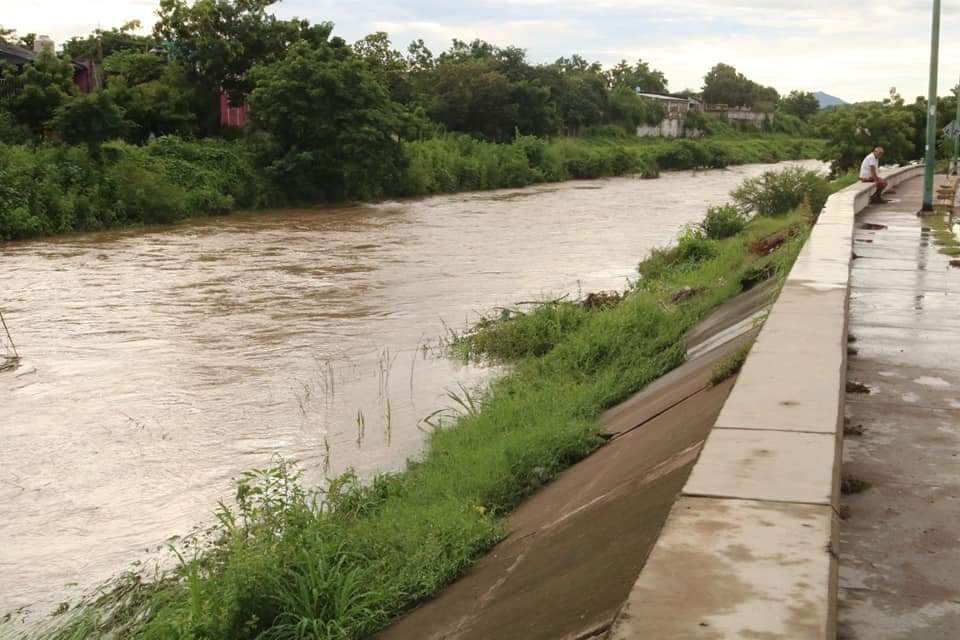 $!En Escuinapa, le ‘sueltan’ a la presa ‘El Peñón’ y sube de nivel el arroyo Buñigas