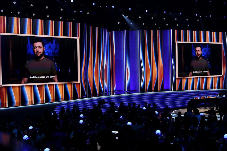 $!‘Apoyen a Ucrania, de cualquier manera posible’, pide el Presidente Volodímir Zelenski en los Grammy