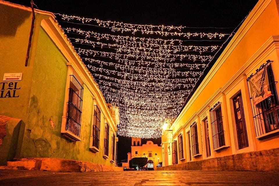 $!Decoran con luces y artesanías el Centro Histórico de Cosalá