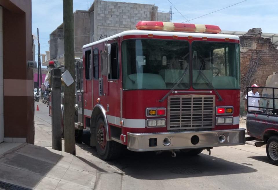 $!Alerta a vecinos incendio en predio baldío en el Centro de El Rosario