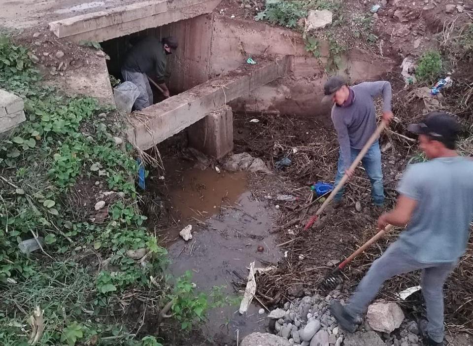 $!Realizan jornada de limpieza en canales y registros previo a huracán Simon, en Rosario