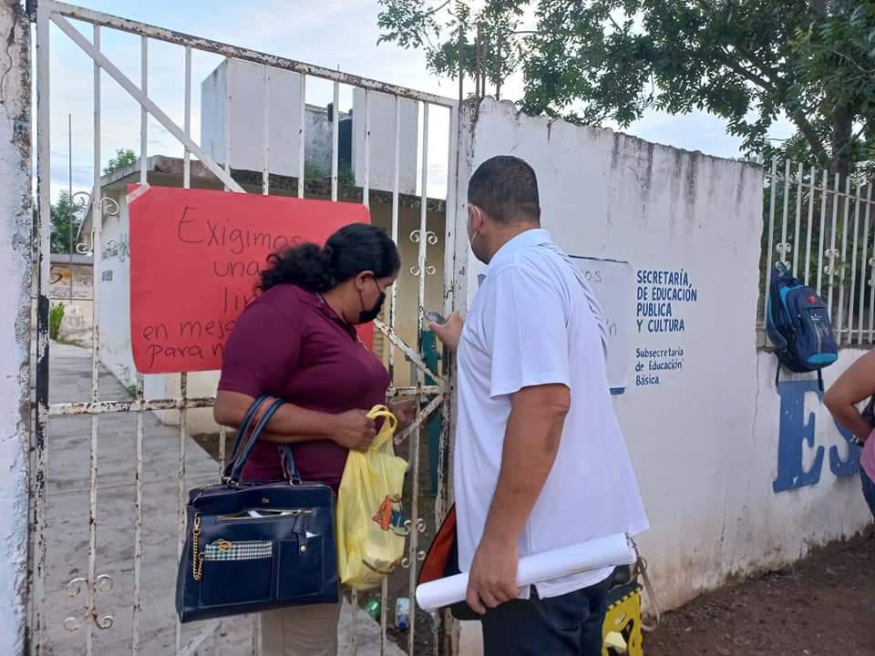 $!En el regreso a clases, en Sinaloa exhiben y reclaman a autoridades educativas daños en planteles