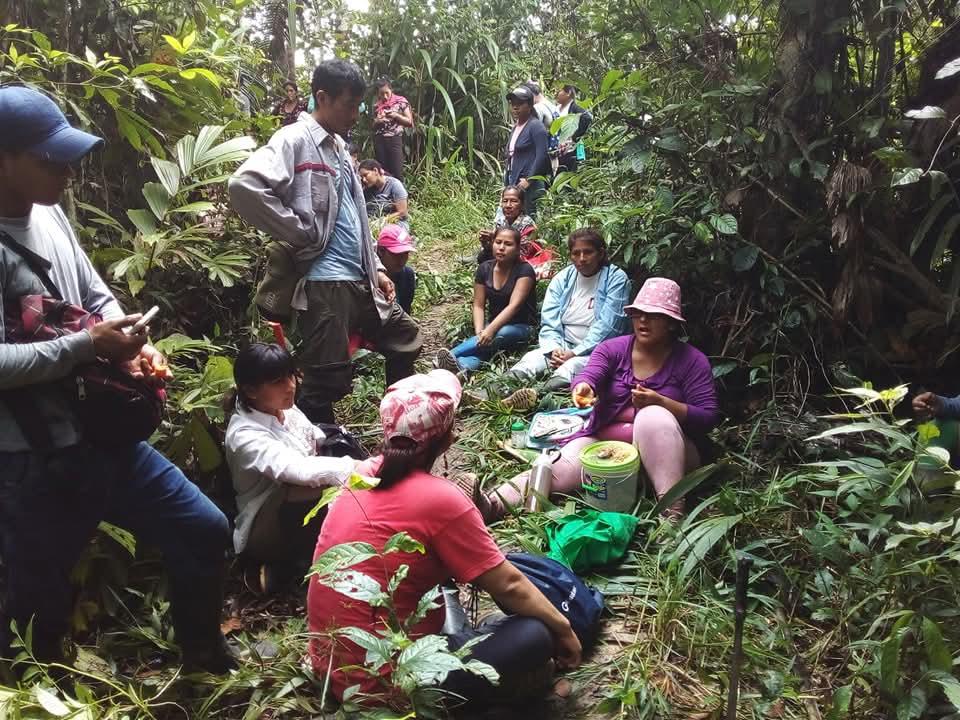 $!María de Jesús, de blanco, durante un descanso de un monitoreo territorial.