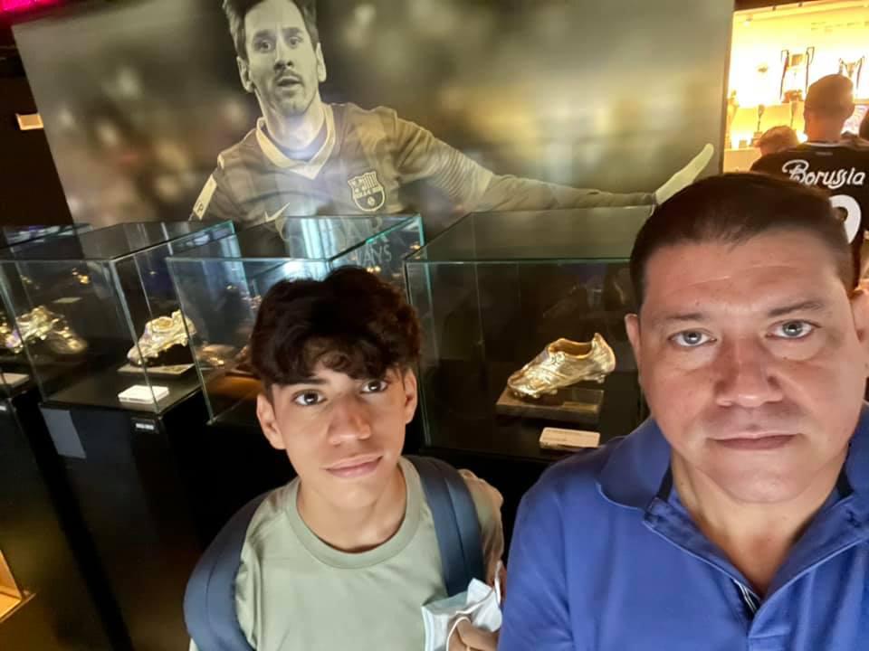 $!Mario y su hijo ‘Wicho’, de Mazatlán, cumplen su sueño de ver jugar a Messi y el clásico Madrid Vs Barcelona