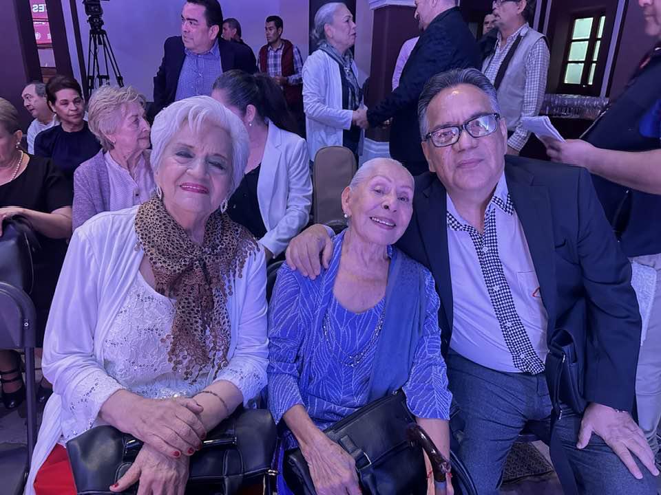 $!Martha Salazar rodeada de grandes amigos, Alicia Montaño y Julio Bernal, también reconocidos promotores culturales.