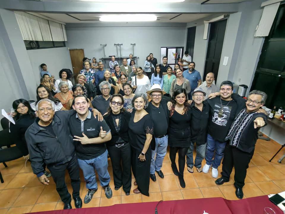 $!La escritora trabajó con el grupo sus propios poemas, así como la lectura de algunos ensayos poéticos y ejercicios de haikú y sonetos, entre otros.