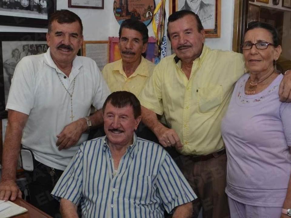 $!Jorge Lizárraga, al centro, junto a sus hermanos.