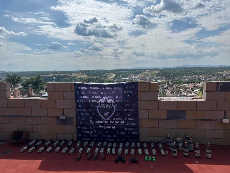 $!Aseguran 40 granadas con adaptación para dron en un ‘castillo’ de Teocaltiche, Jalisco
