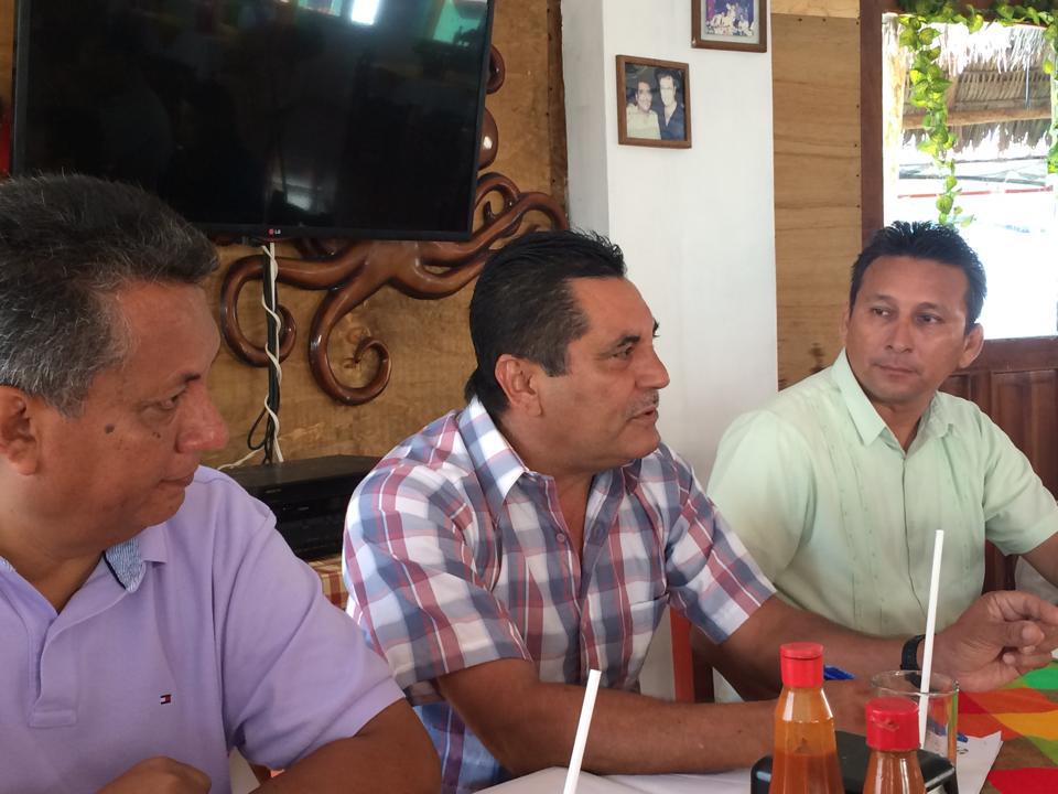 $!Conferencia de prensa sobre Liga de Futbol Regional. Víctor Robles (al centro) con Rodolfo Alcalá y Alfonso Jaramillo.