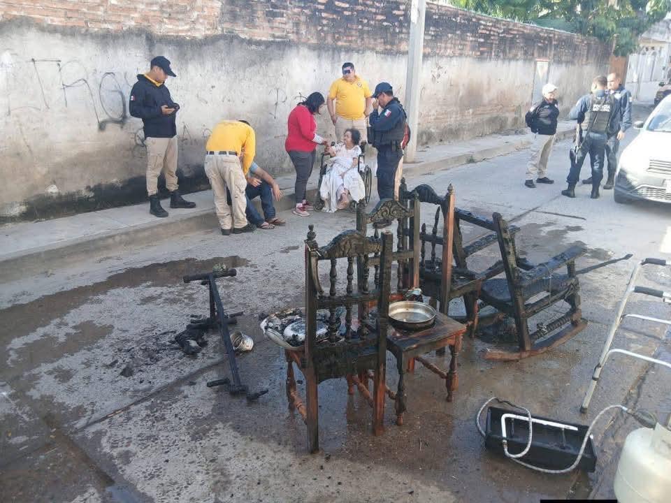 $!Rescatan a adulta mayor de incendio en Escuinapa