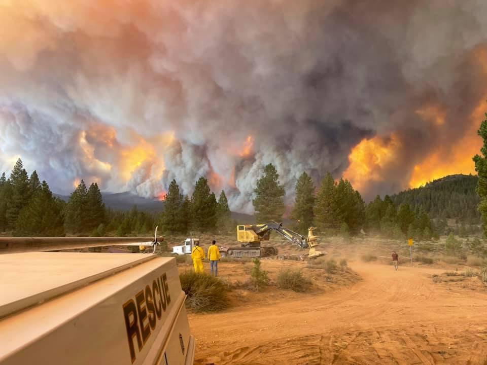 $!El Dixie Fire es el segundo incendio forestal más grande en la historia del estado, habiendo consumido al menos 889,001 acres. Está contenido en un 56%, dijeron los bomberos.