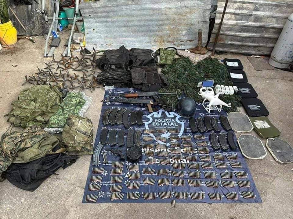 $!Aseguran 40 granadas con adaptación para dron en un ‘castillo’ de Teocaltiche, Jalisco