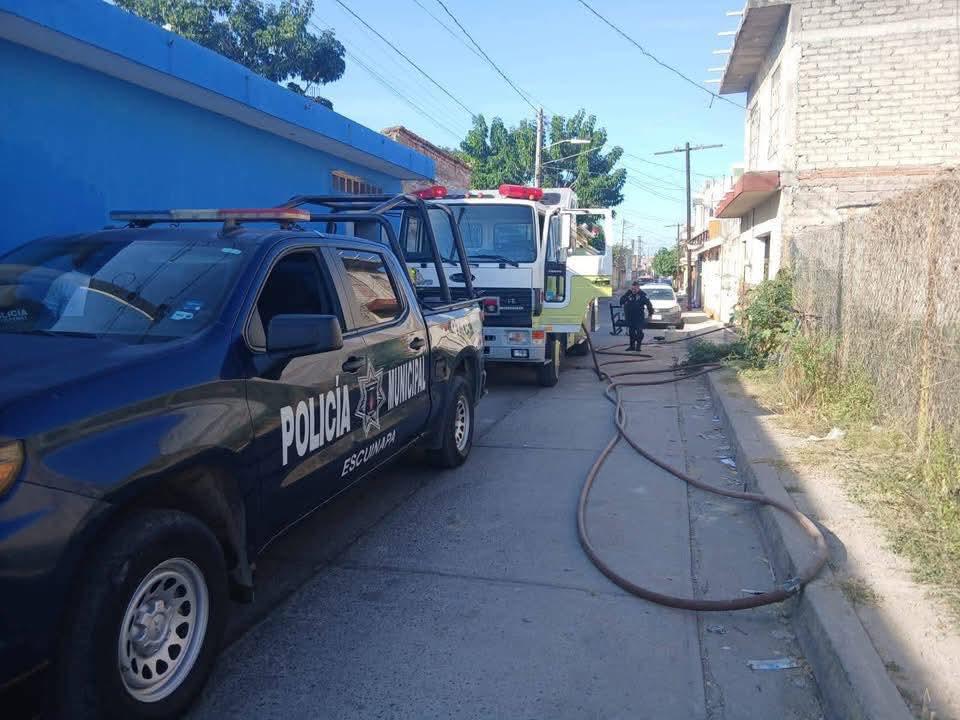 $!Rescatan a adulta mayor de incendio en Escuinapa