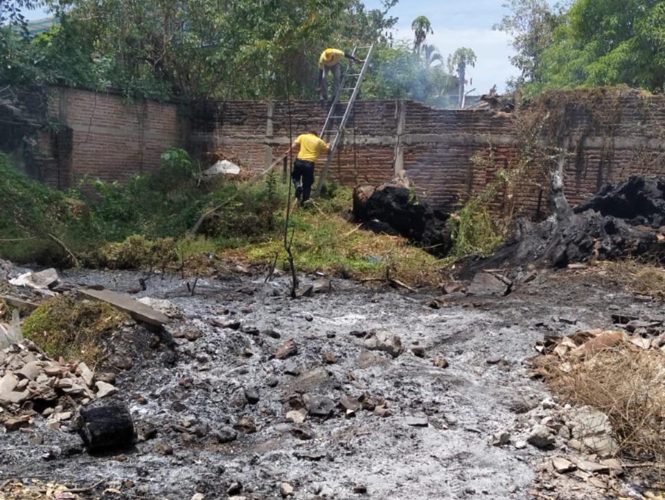 $!Alerta a vecinos incendio en predio baldío en el Centro de El Rosario