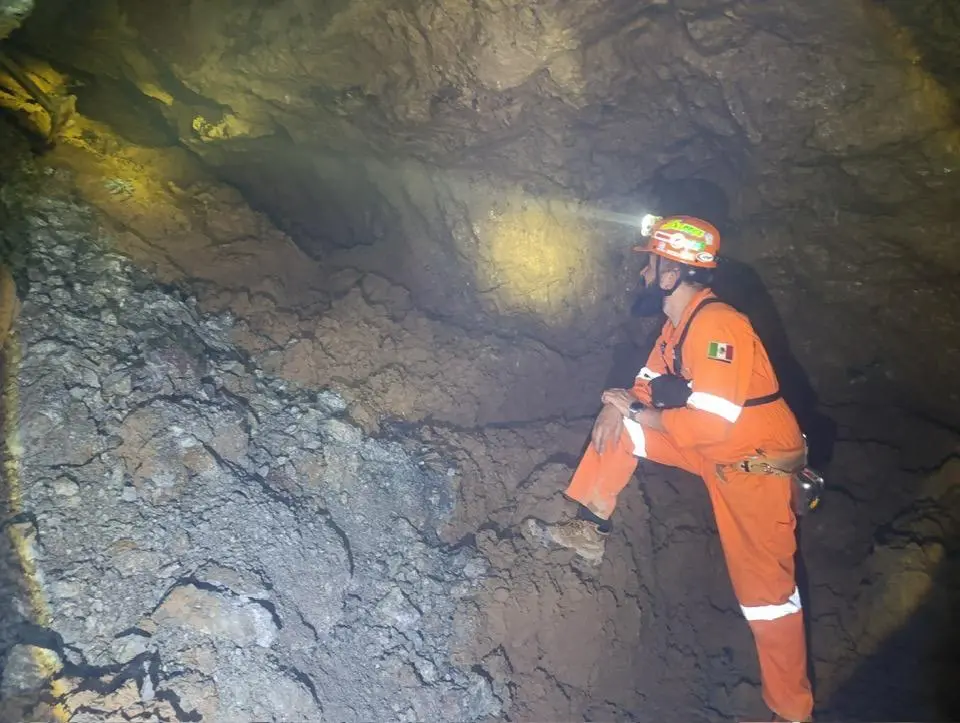 $!Personal de la Coordinación Nacional de Protección Civil recorre el interior de la mina en Rosario