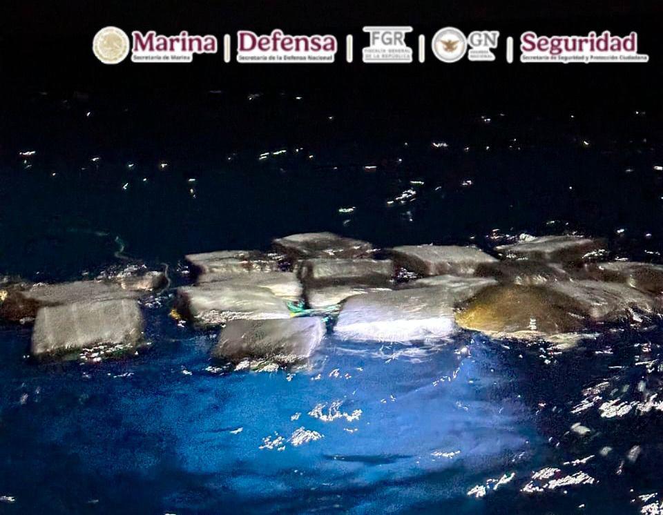 $!Aseguran dos toneladas de presunta cocaína frente a costas de Guerrero