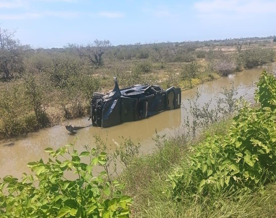 $!Vuelca unidad que tripulaba familia en carretera a El Caimanero y terminan en canal