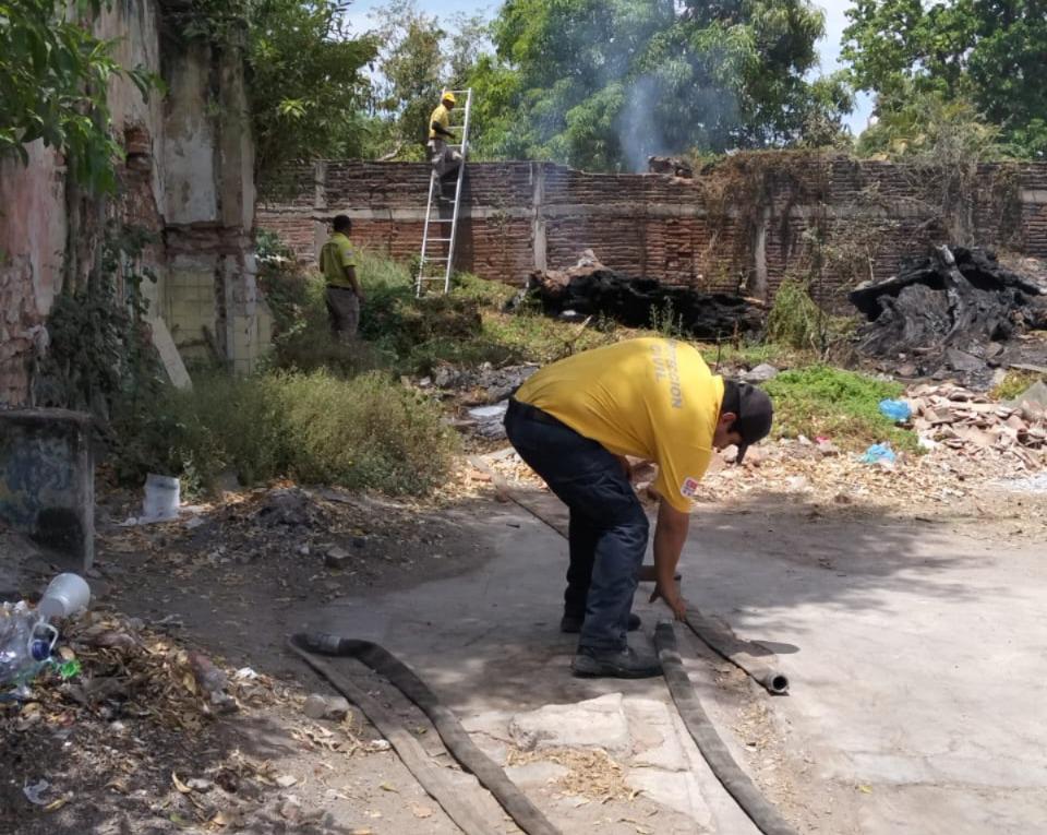 $!Alerta a vecinos incendio en predio baldío en el Centro de El Rosario