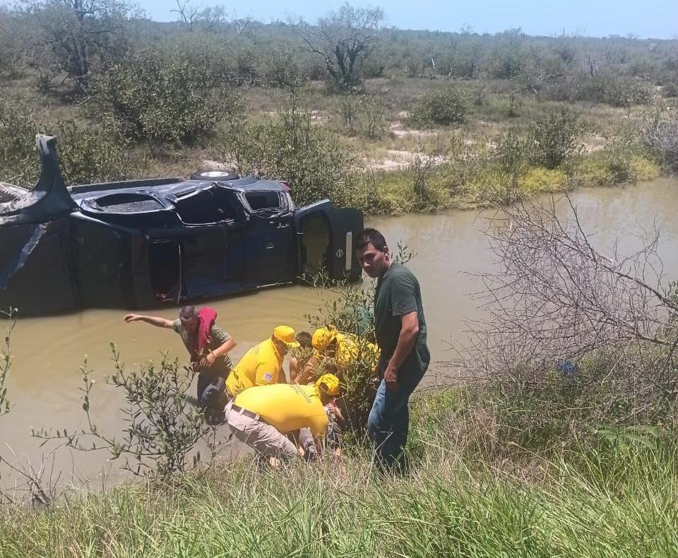 $!Vuelca unidad que tripulaba familia en carretera a El Caimanero y terminan en canal