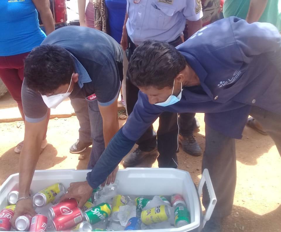 $!Rosarenses llevan alimentos a familiares de enfermos de Covid a las afueras de hospitales públicos en Mazatlán