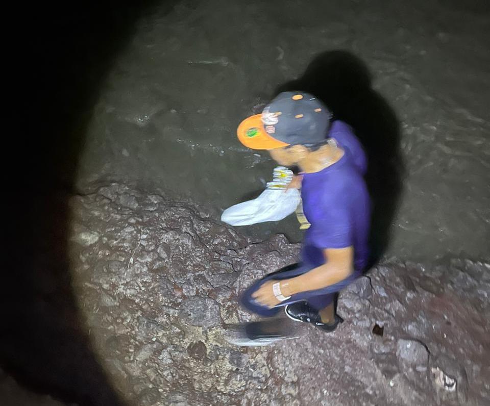 $!Se meten al mar de noche en Mazatlán; rescatan a dos y uno más desaparece