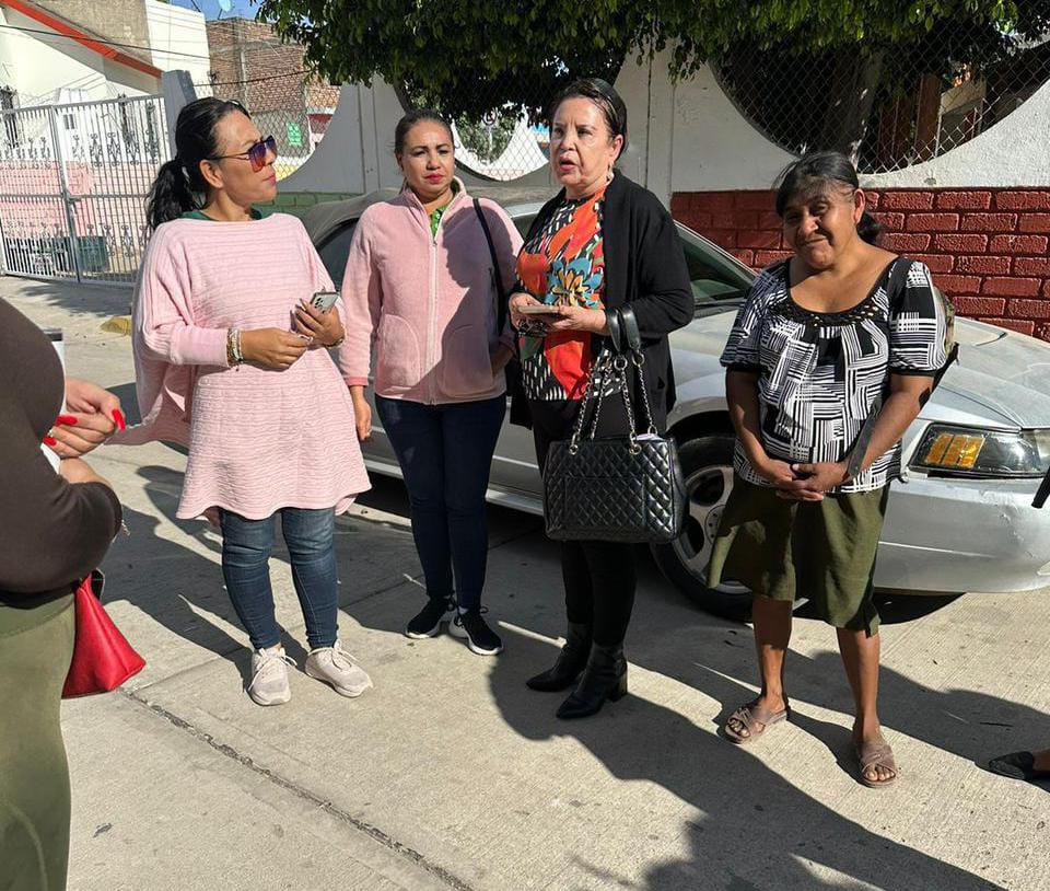 $!Padres de familia liberan jardín de niños tomado en Rosario